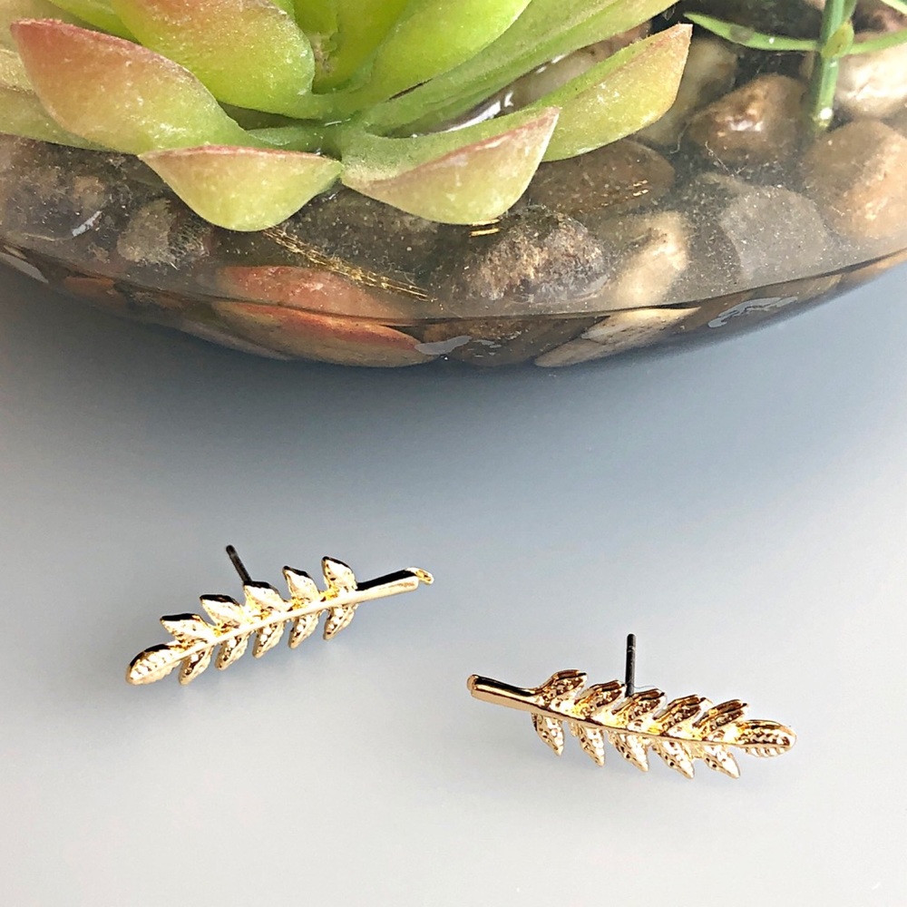 2/$10 💕 Gold Feather Stud Earrings - Picture 3 of 3